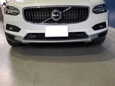 ボルボ V90 フロントグリルのブラックエンブレムへのカスタマイズを行いました。