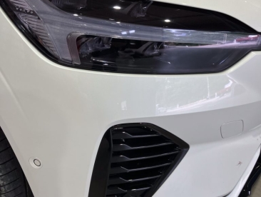 ボルボのヘッドライトプロテクションフィルム2色のメニューをご用意しています。