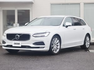 ボルボ　V90　D4　モメンタム